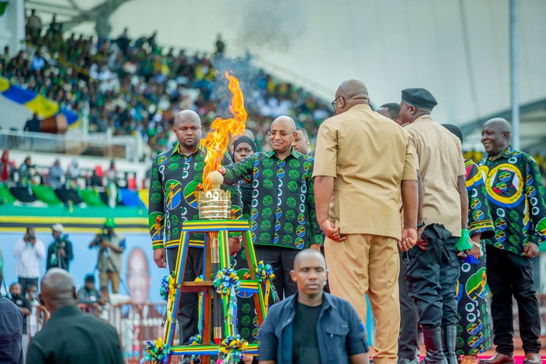 Rais wa Zanzibar na Mwenyekiti wa Baraza la Mapinduzi Mhe. Dkt. Hussein Ali Hassan Mwinyi leo Aprili 2, 2026 amezindua Mwenge wa Uhuru, Gombani-Pemba